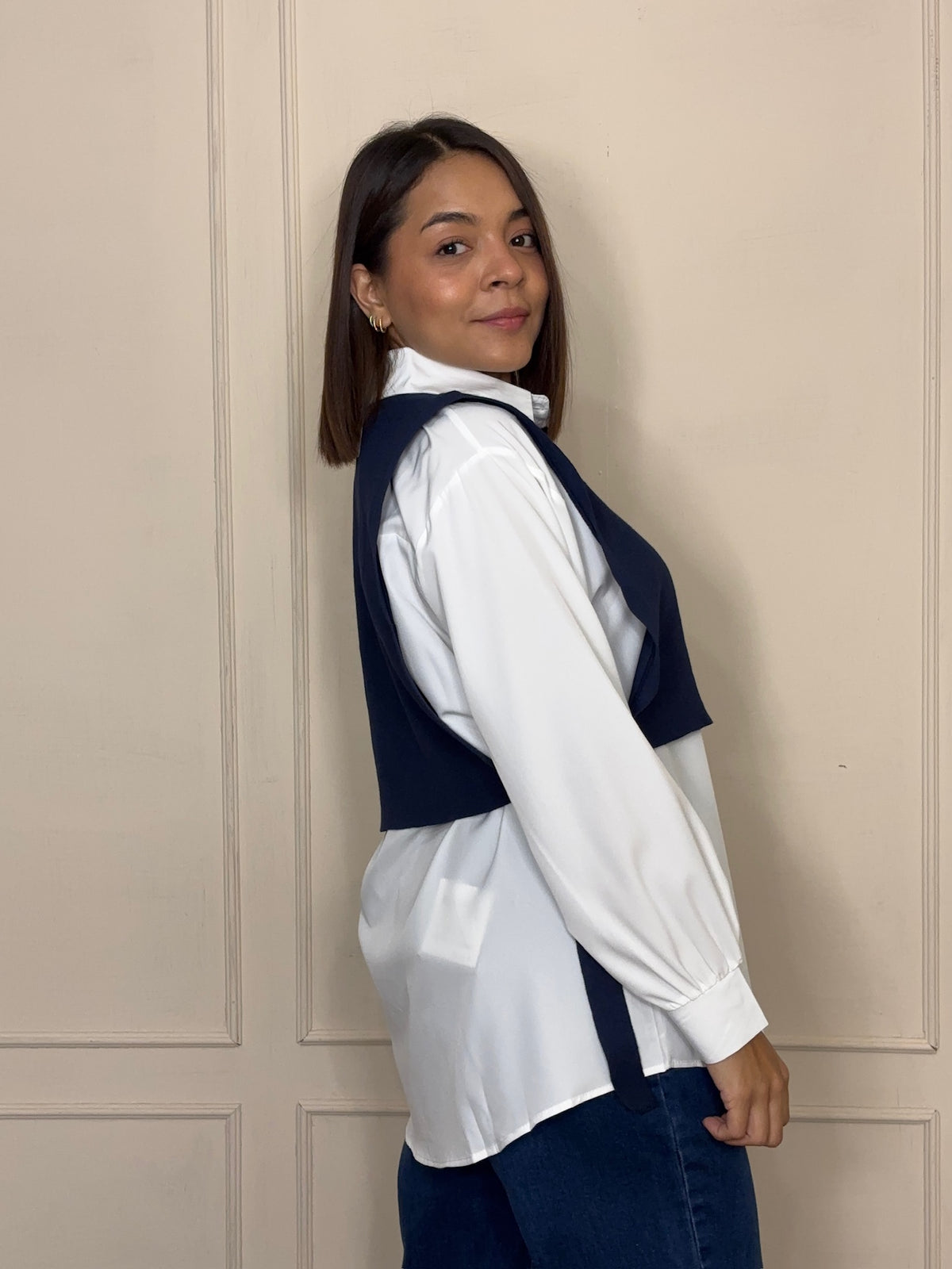 Blusa Lidia · Blanca con Chaleco Marino