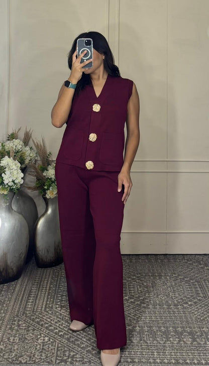 Conjunto chaleco y pantalón botón grande dorado