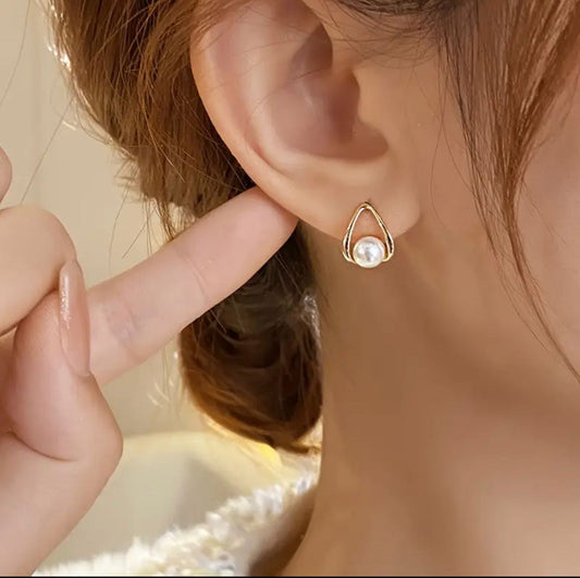 Aretes piedrita perla triangulo dorado