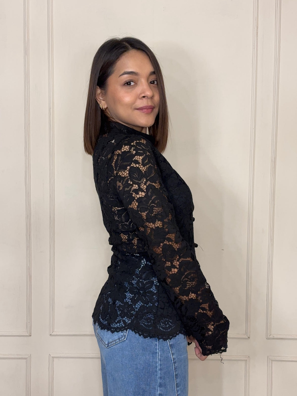 Blusa Xochitl · Encaje y botones nudo