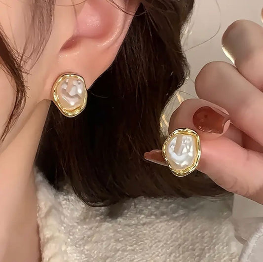 Arete perla contorno dorado