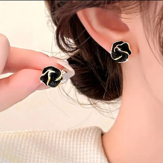 Arete flor negro