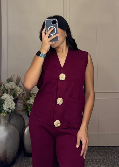 Conjunto chaleco y pantalón botón grande dorado