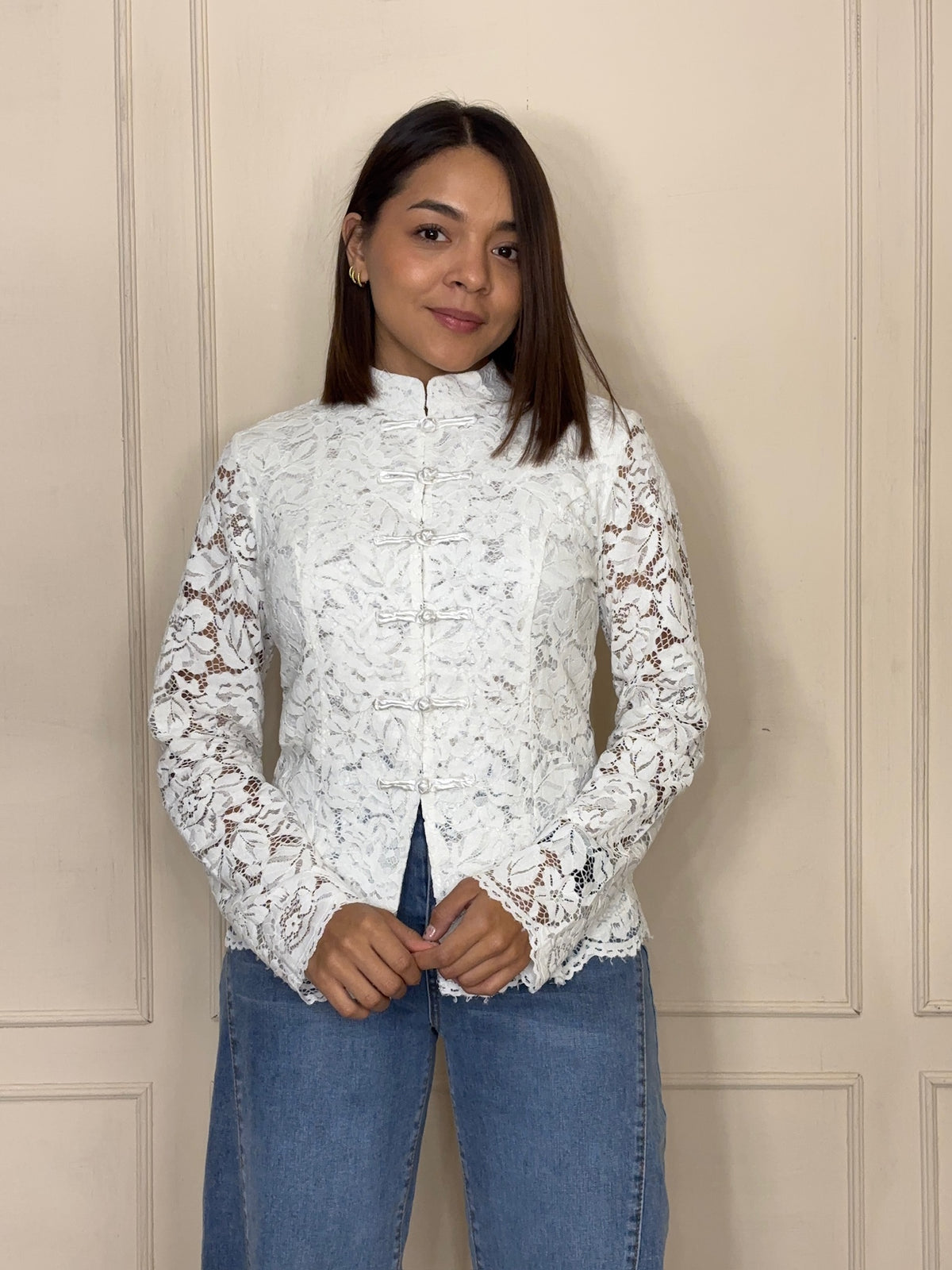 Blusa Xochitl · Encaje y botones nudo
