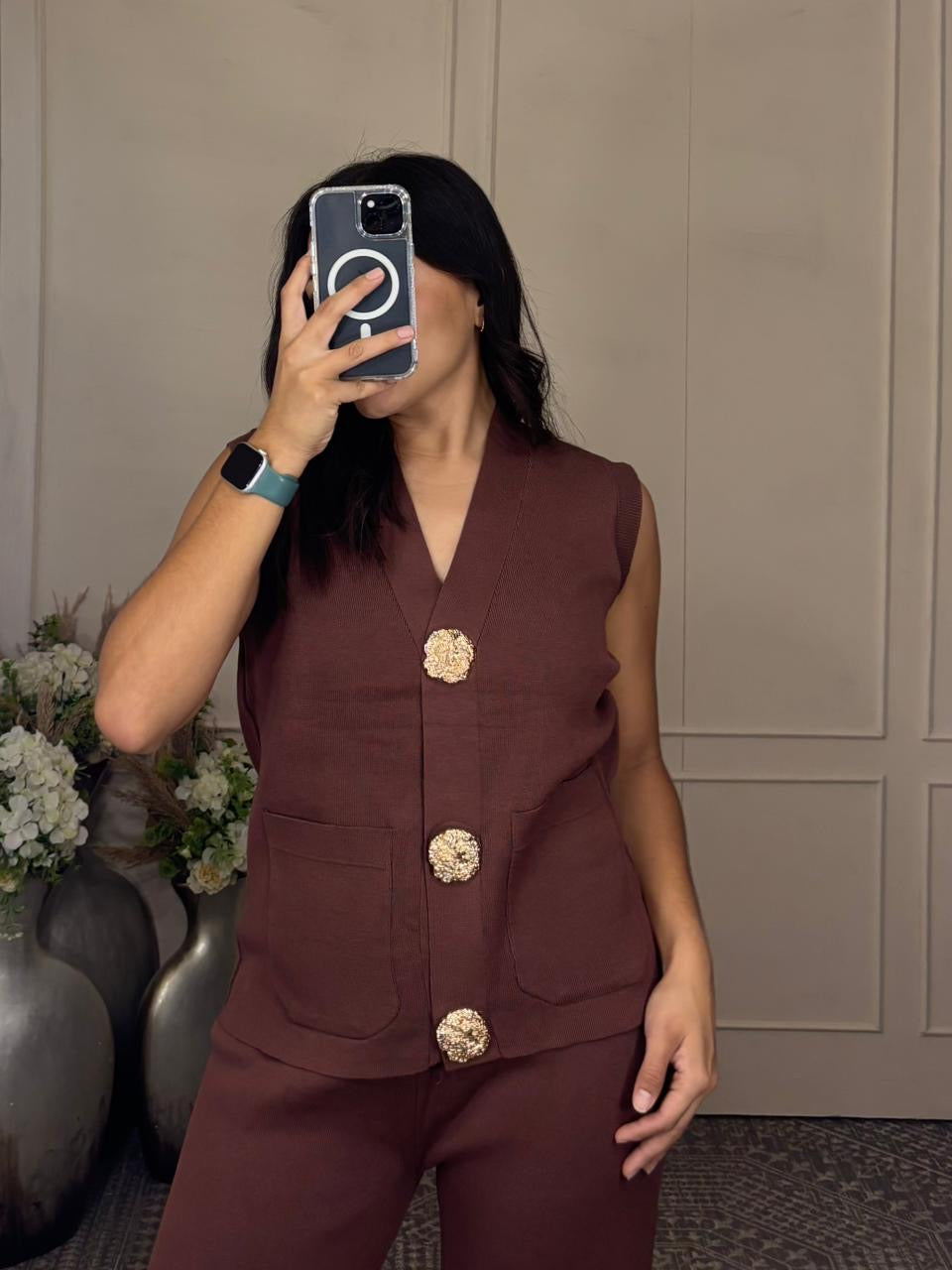 Conjunto chaleco y pantalón botón grande dorado