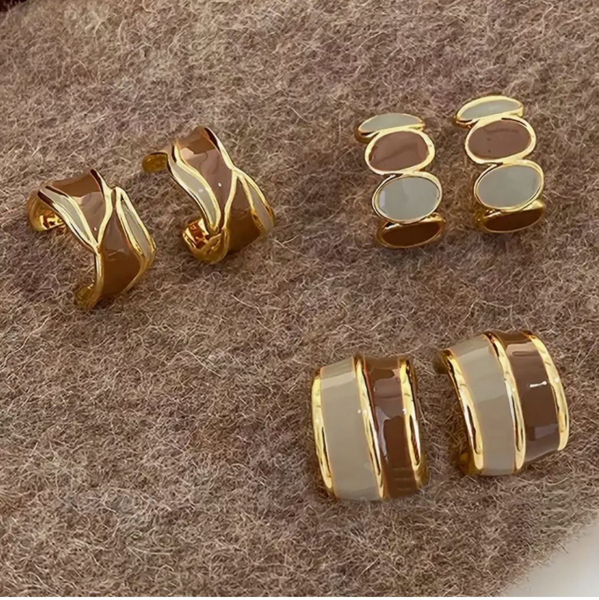 Set de aretes cafés dorados