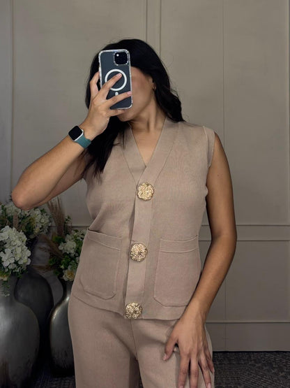 Conjunto chaleco y pantalón botón grande dorado