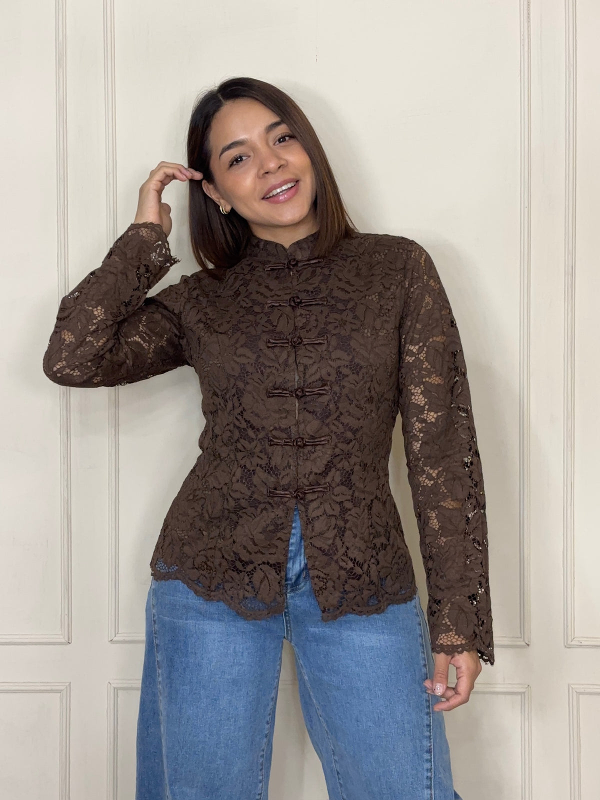 Blusa Xochitl · Encaje y botones nudo