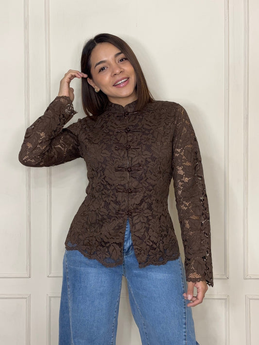 Blusa Xochitl · Encaje y botones nudo