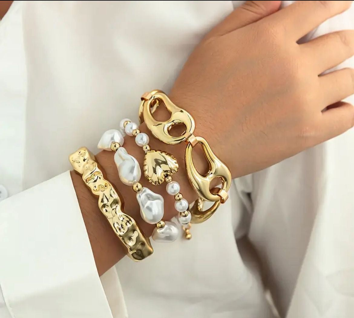 Set de pulceras dorados