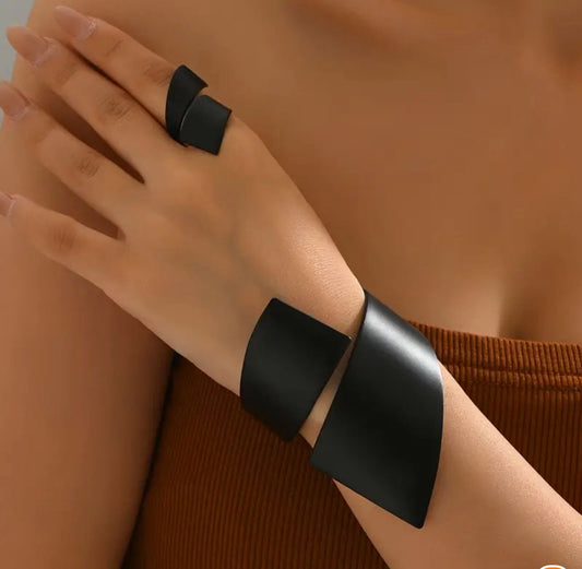 Pulcera y anillo negro minimalists