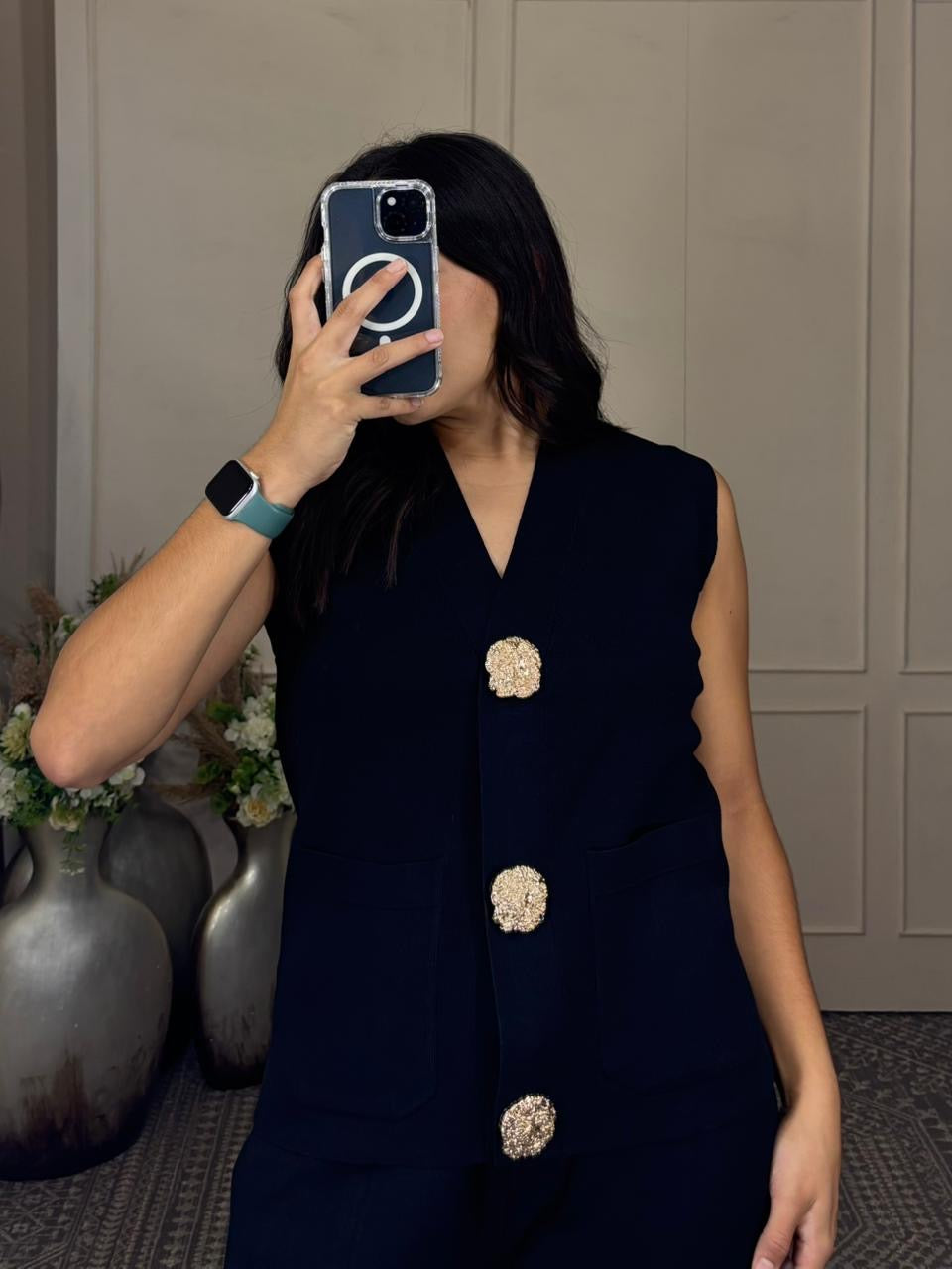 Conjunto chaleco y pantalón botón grande dorado