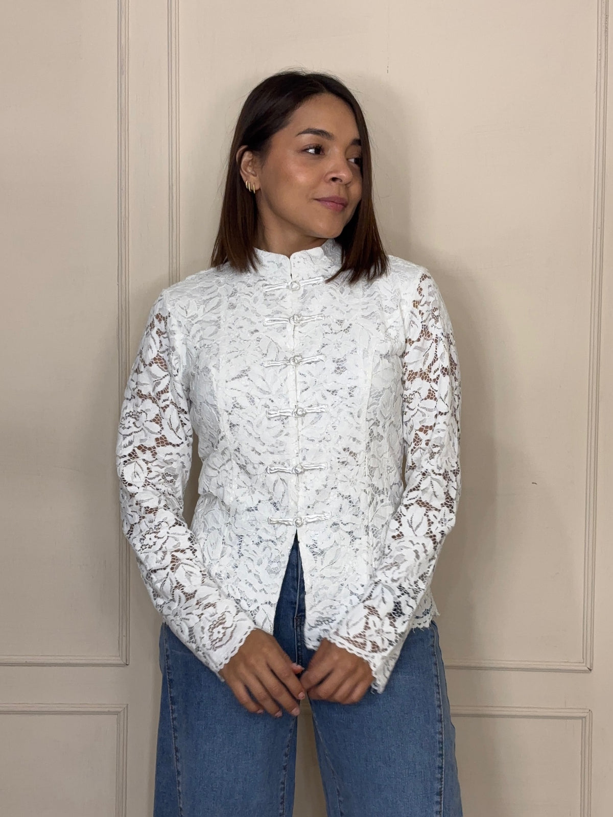 Blusa Xochitl · Encaje y botones nudo