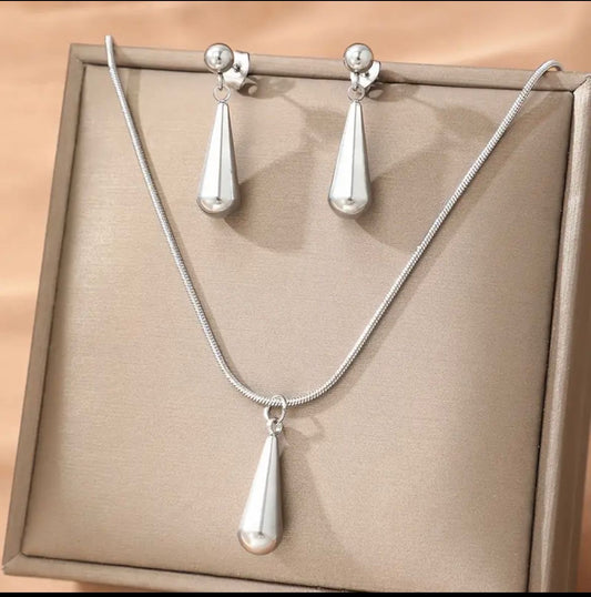 Juego de collar y aretes plateado gota en acero inoxidable