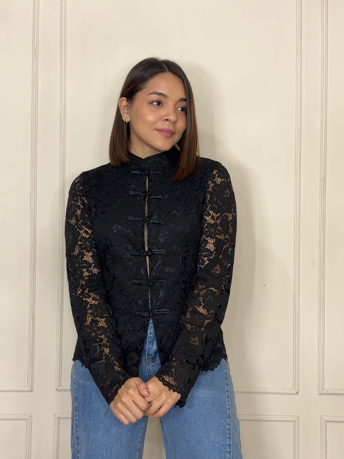 Blusa Xochitl · Encaje y botones nudo