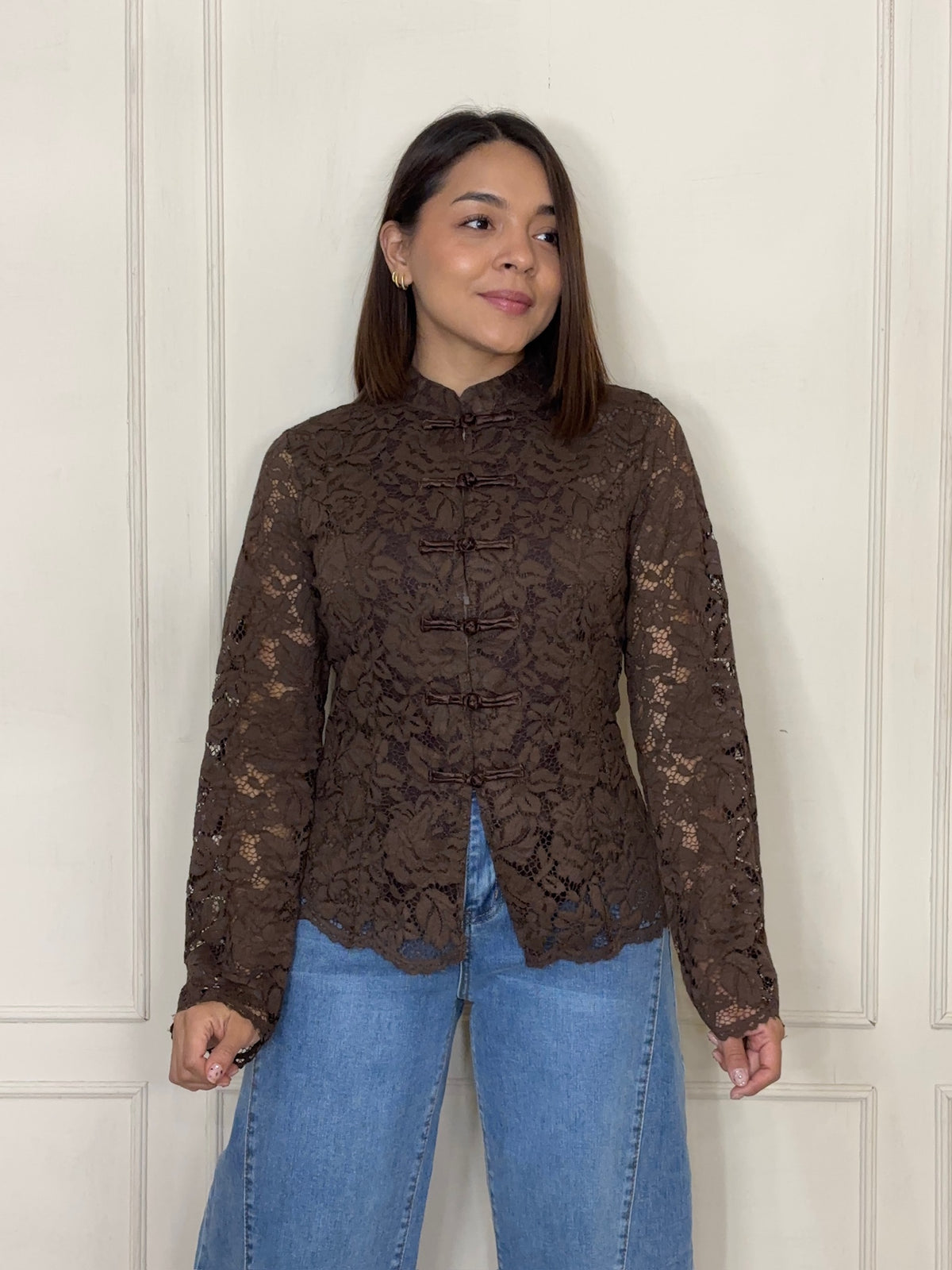 Blusa Xochitl · Encaje y botones nudo