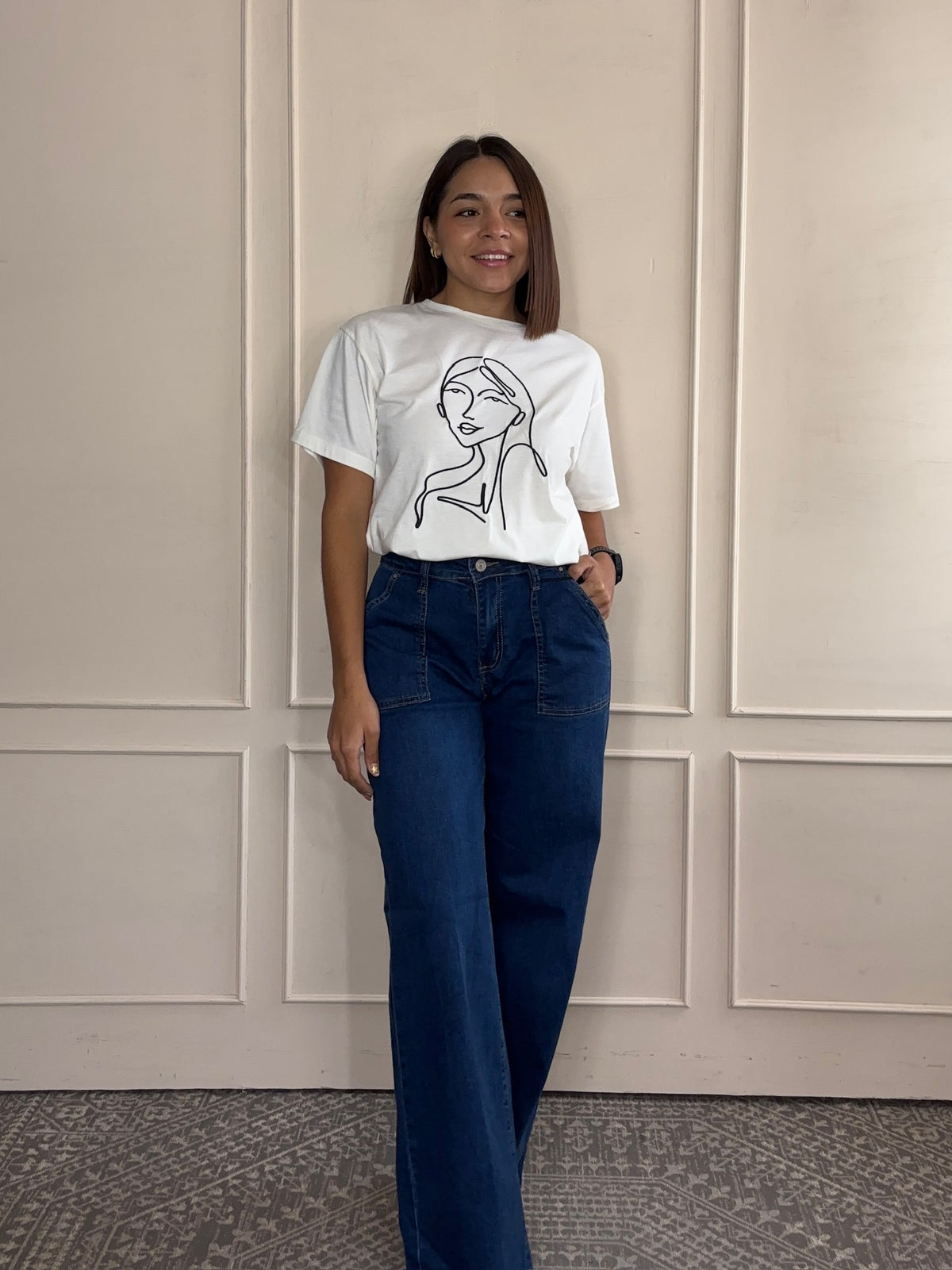 Playera Adela · Rostro en Trazo Lineal