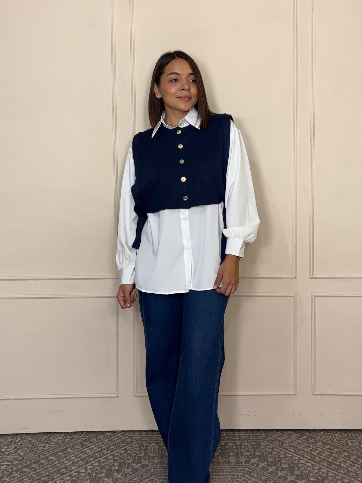 Blusa Lidia · Blanca con Chaleco Marino
