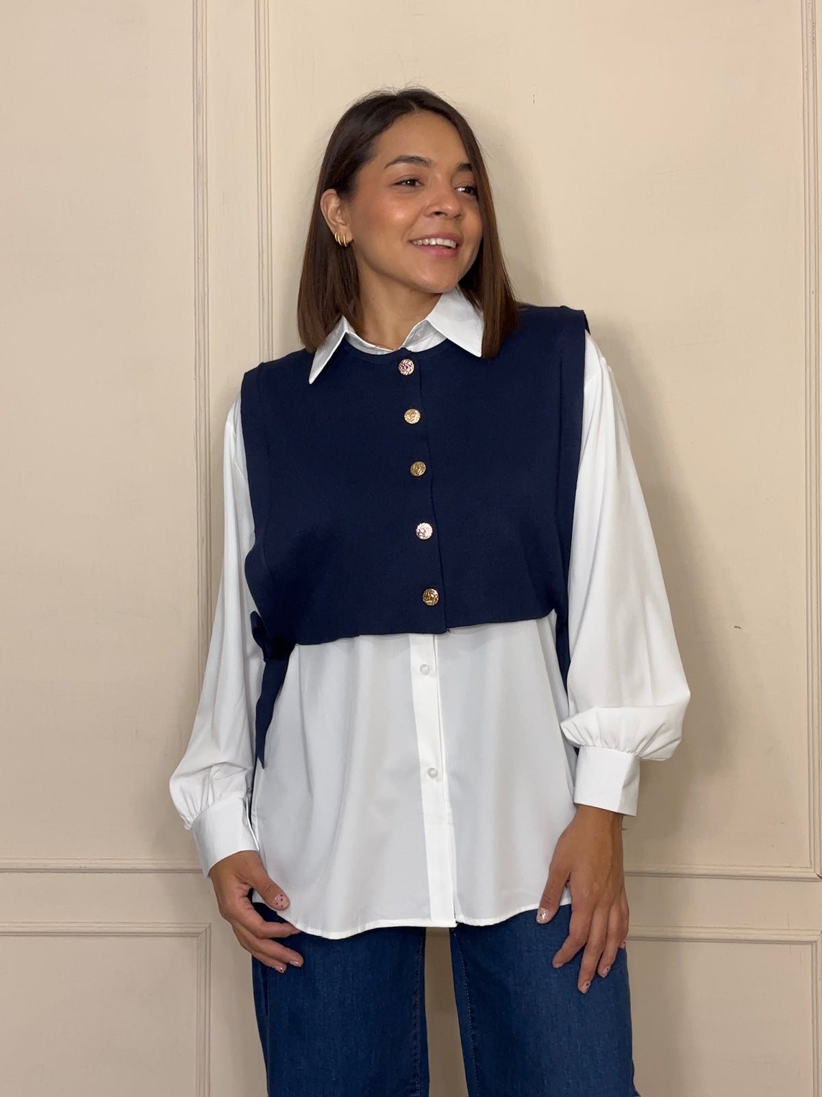 Blusa Lidia · Blanca con Chaleco Marino