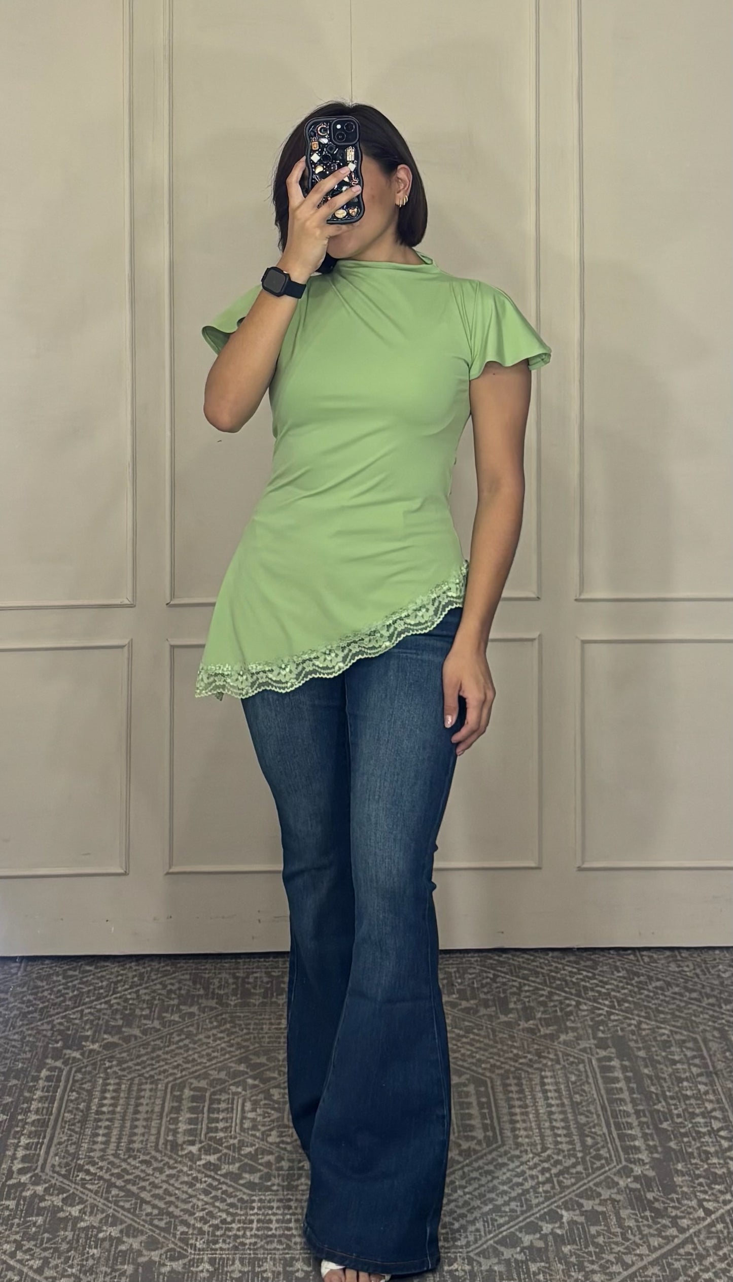 Blusa Cuello Alto con Bajo Asimétrico de Encaje