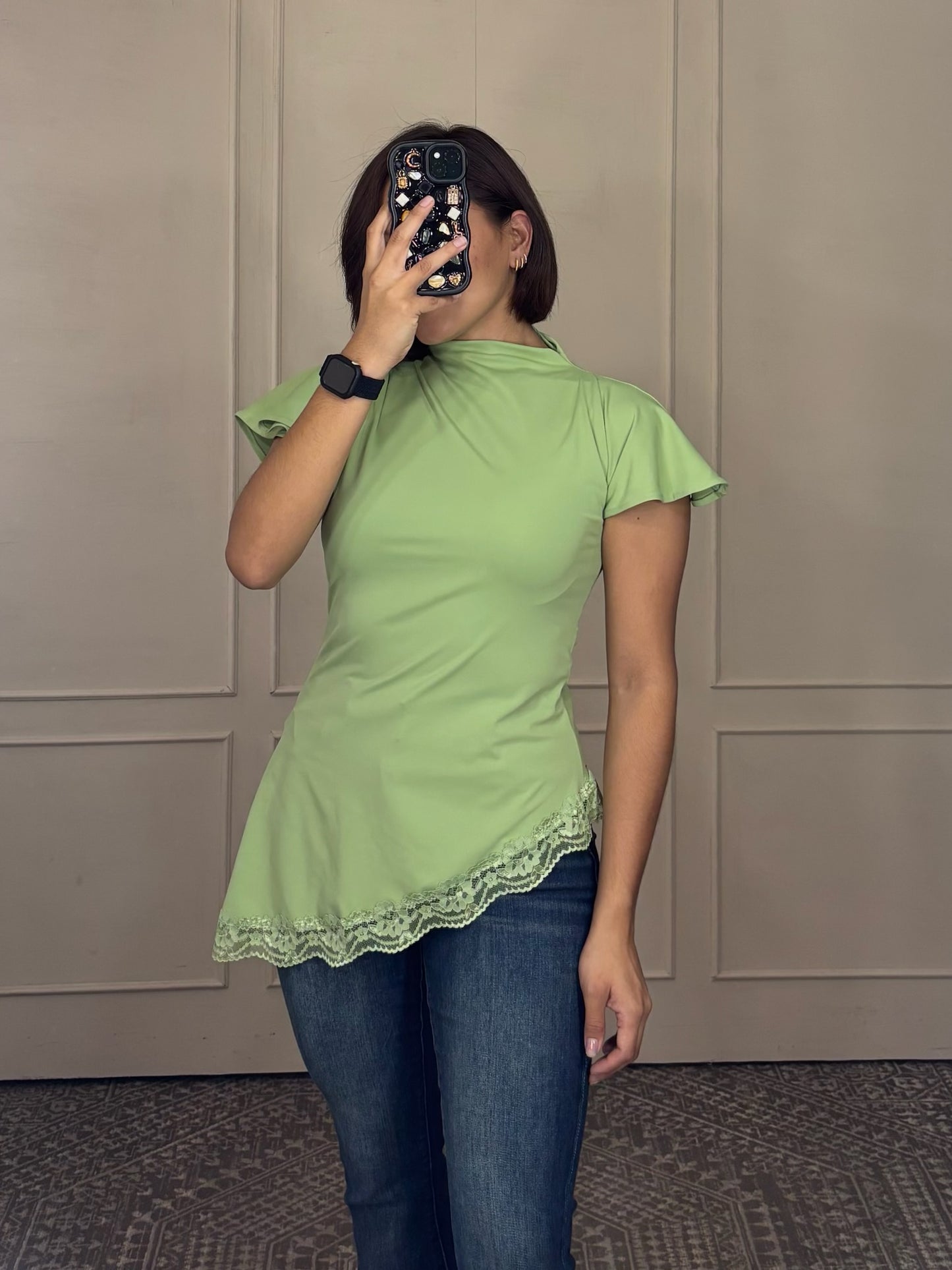 Blusa Cuello Alto con Bajo Asimétrico de Encaje
