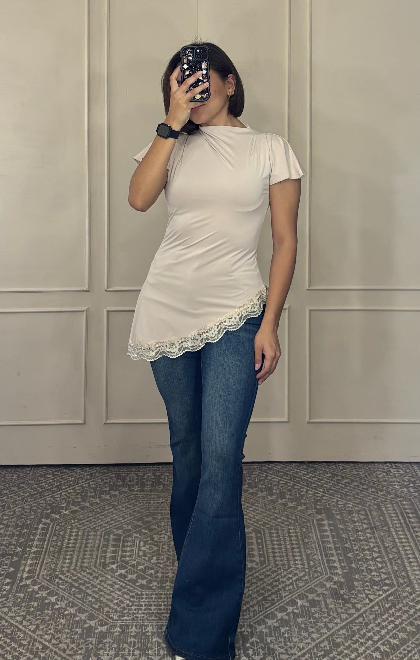 Blusa Cuello Alto con Bajo Asimétrico de Encaje