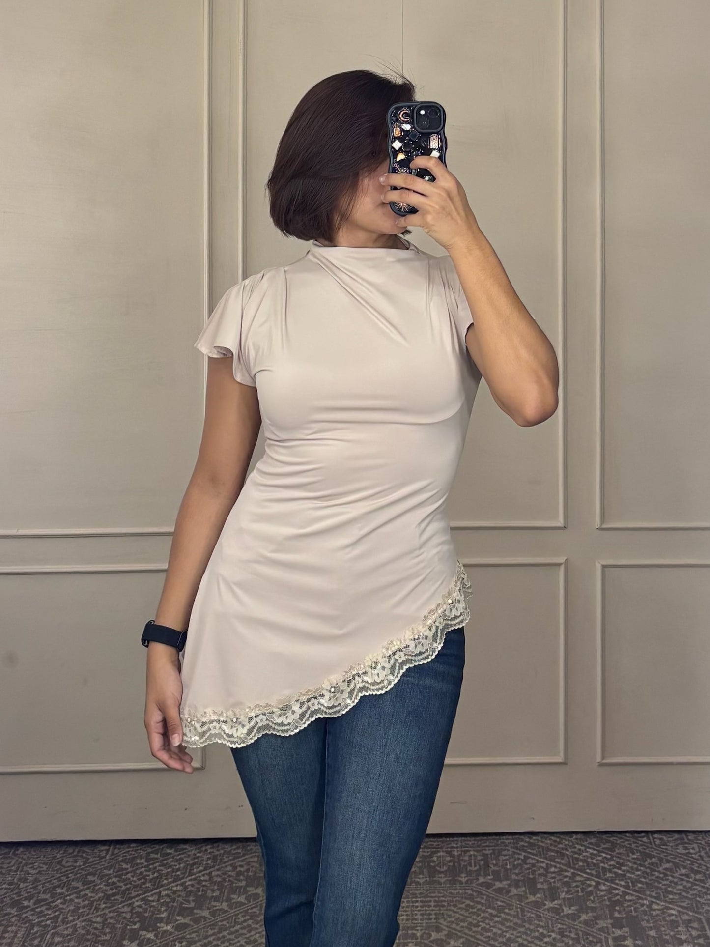 Blusa Cuello Alto con Bajo Asimétrico de Encaje