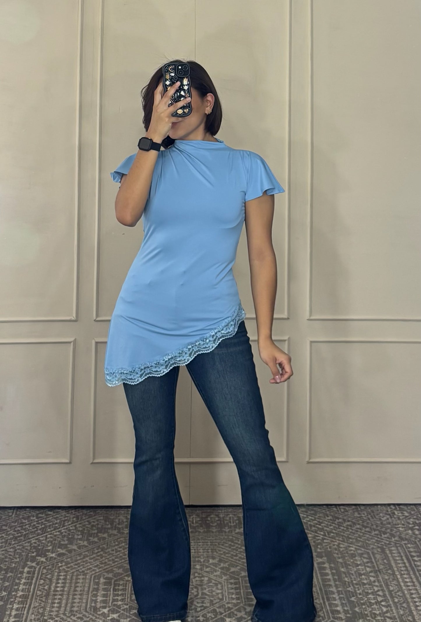 Blusa Cuello Alto con Bajo Asimétrico de Encaje