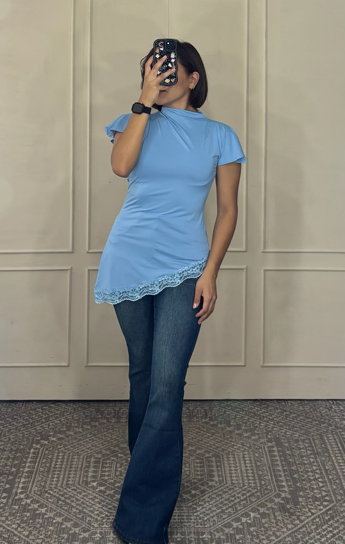 Blusa Cuello Alto con Bajo Asimétrico de Encaje
