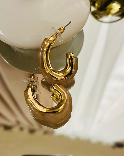 Arete de aro escultural dorado