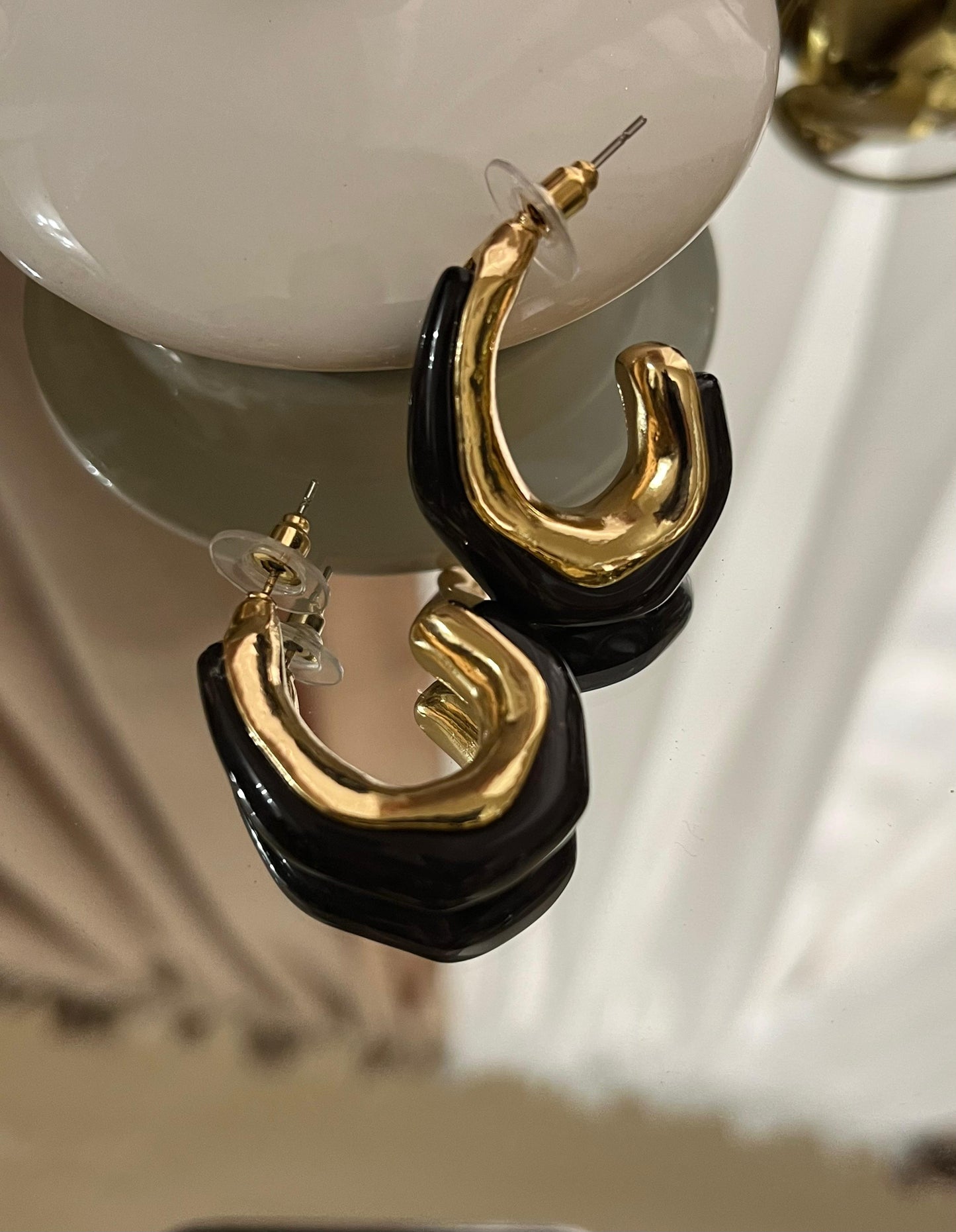 Arete de aro escultural dorado
