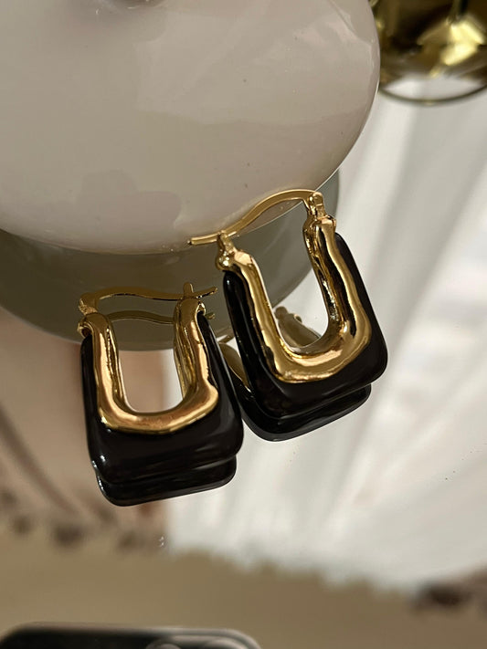 Arete de cuadrado escultural dorado