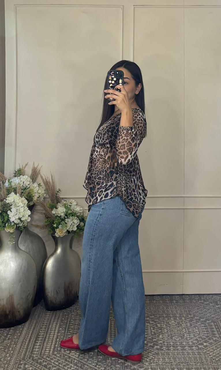 Blusa animal print tela mesh.