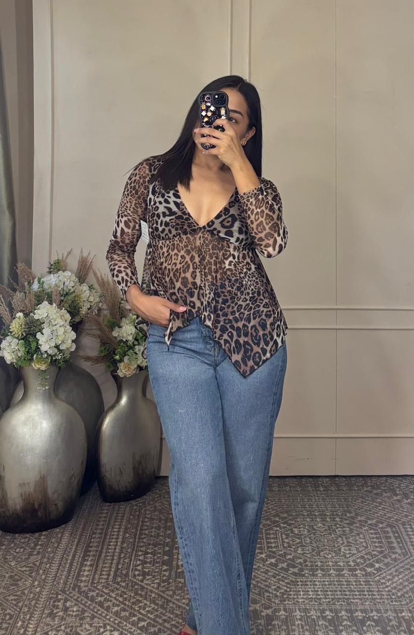 Blusa animal print tela mesh.