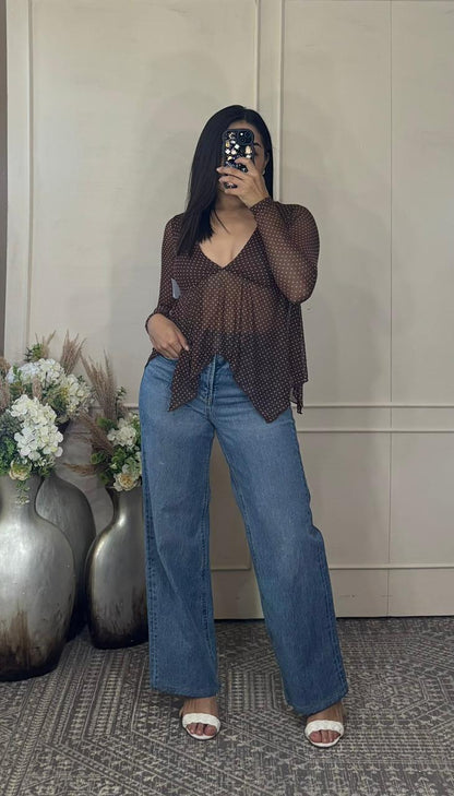 Blusa cafe bolitas tela mesh.