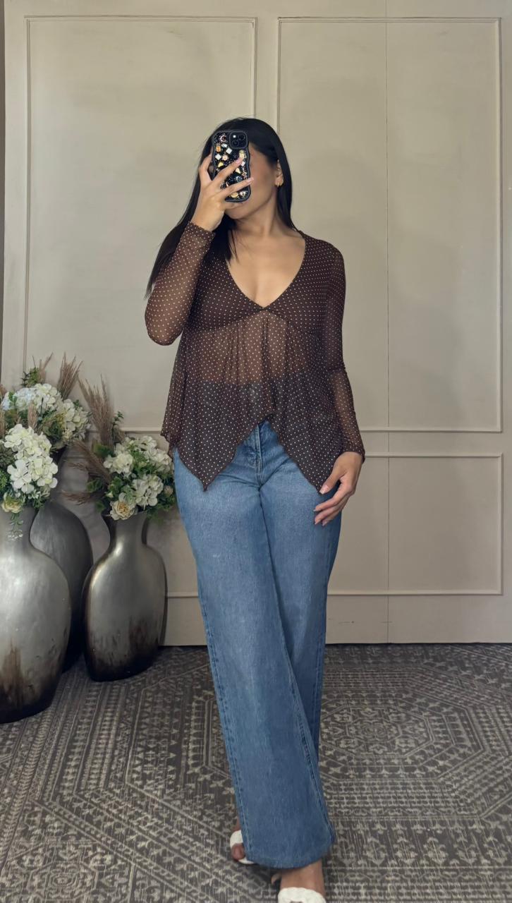 Blusa cafe bolitas tela mesh.