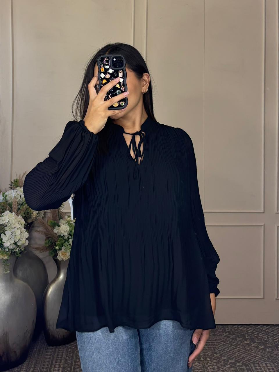Blusa surcida negra manga tres cuartos