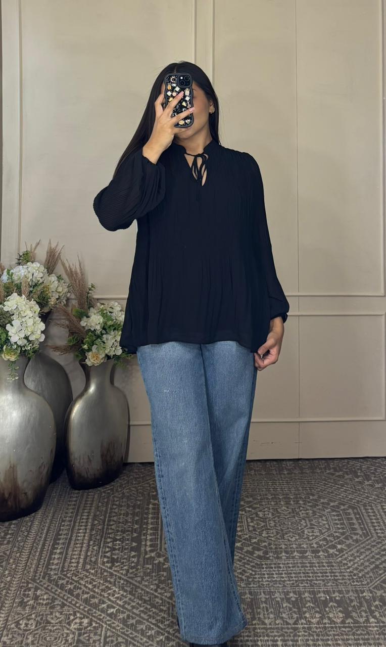 Blusa surcida negra manga tres cuartos
