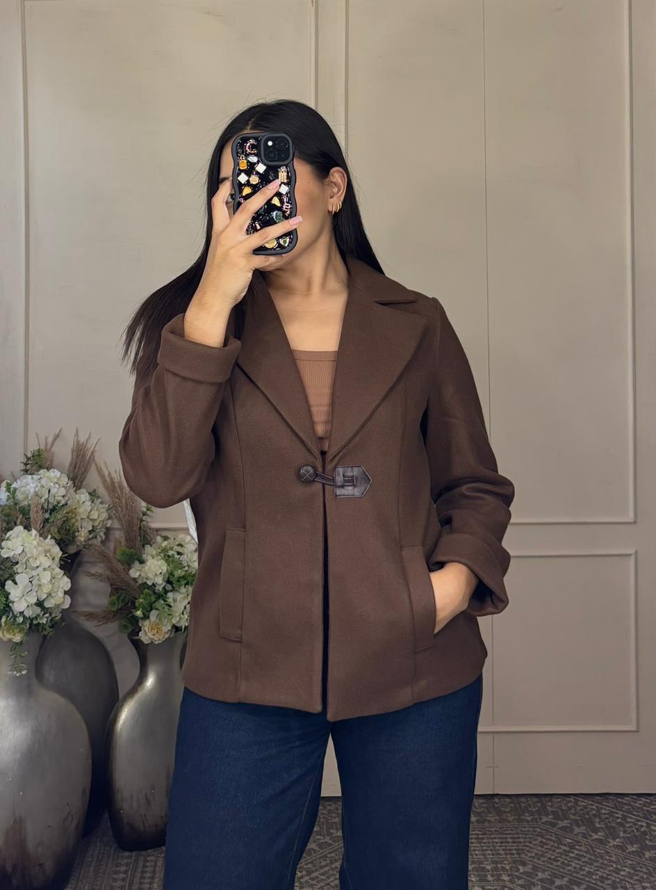 Chaqueta cafe tres cuartos con boton