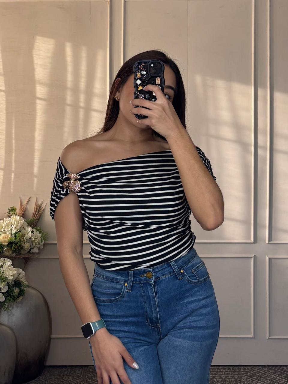 Blusa de rayas broche dorado