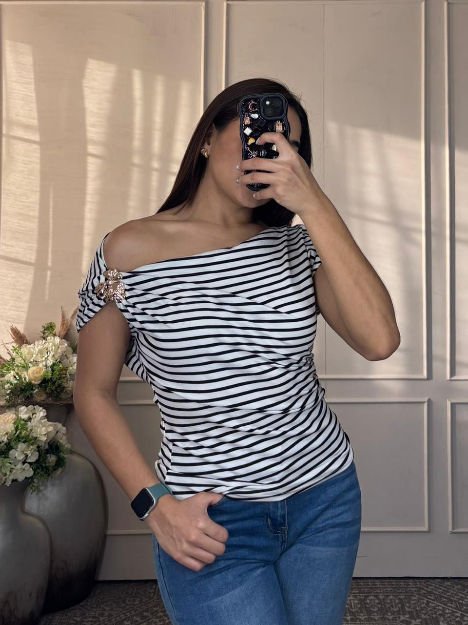 Blusa de rayas broche dorado