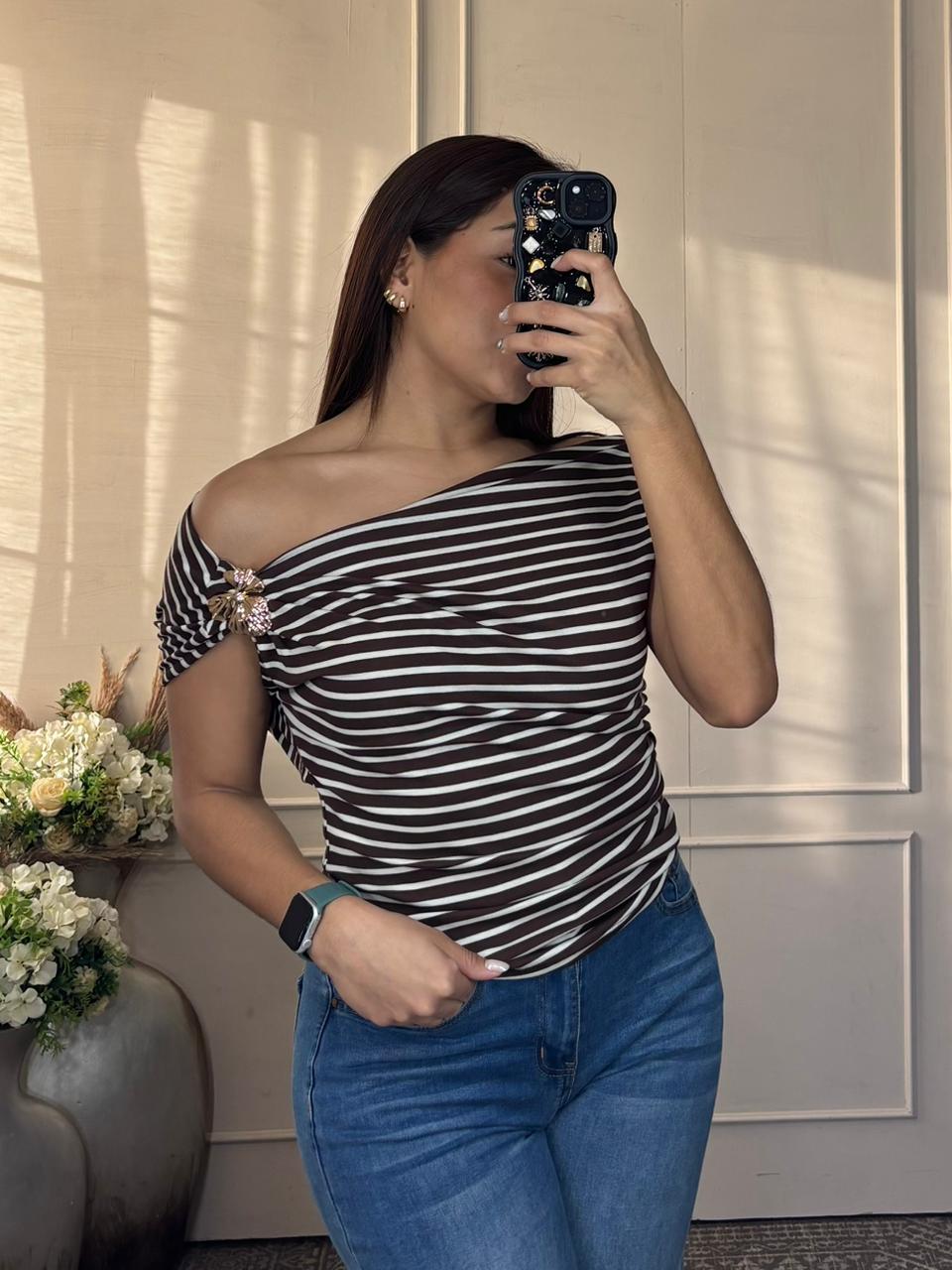 Blusa de rayas broche dorado