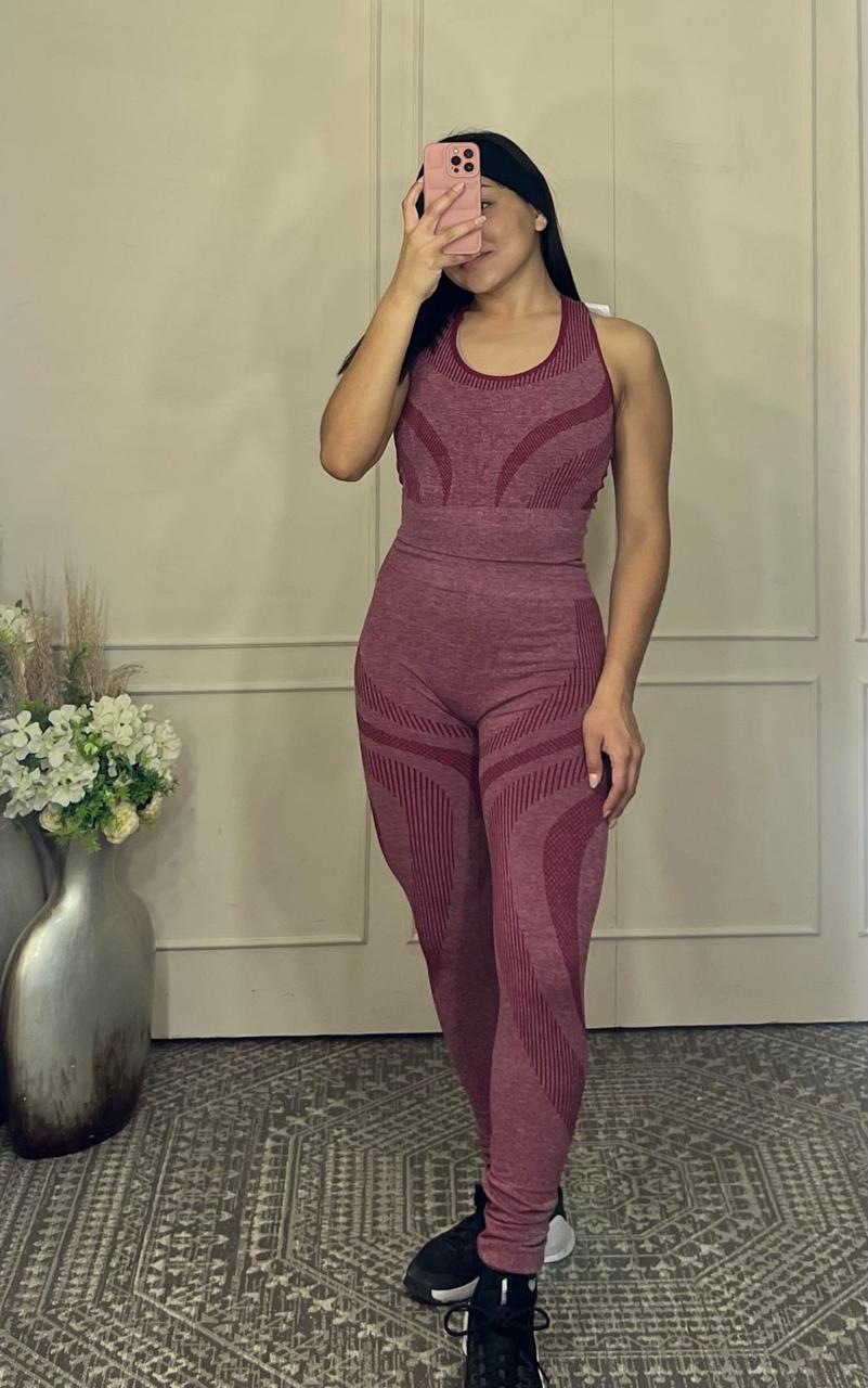 Conjunto deporivo pantalon y top