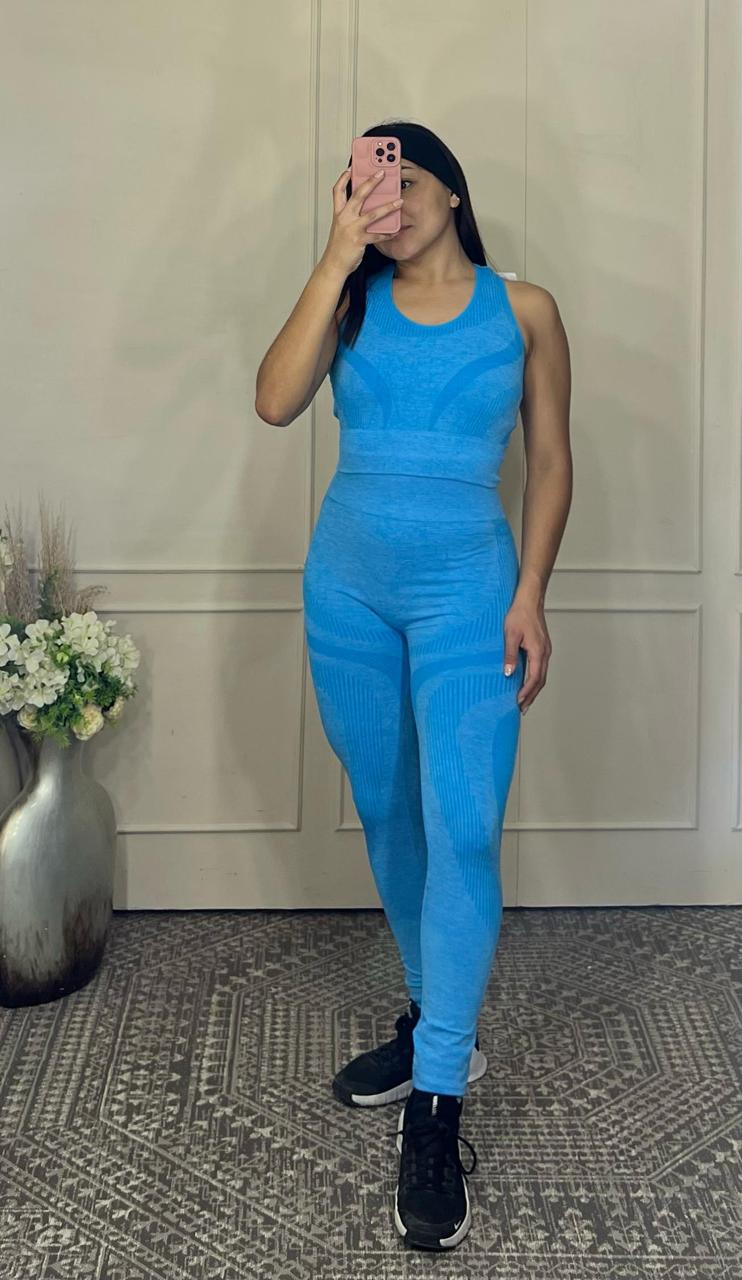 Conjunto deporivo pantalon y top